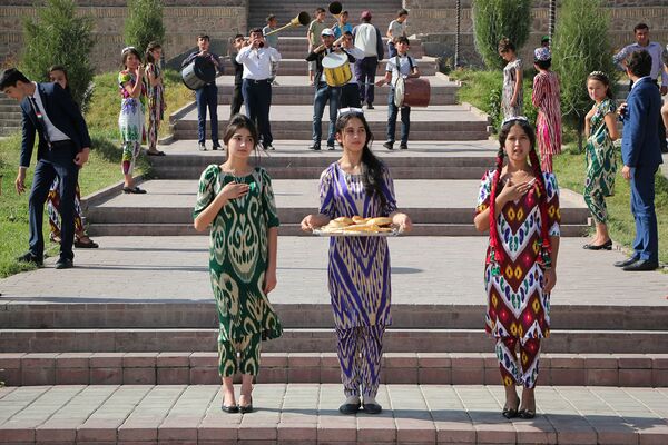 Таджикские девушки в национальных костюмах - Sputnik Таджикистан