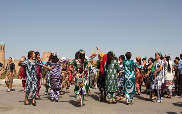 Девушки танцуют у крепости Хул-бук, Восе, Таджикистан - Sputnik Таджикистан