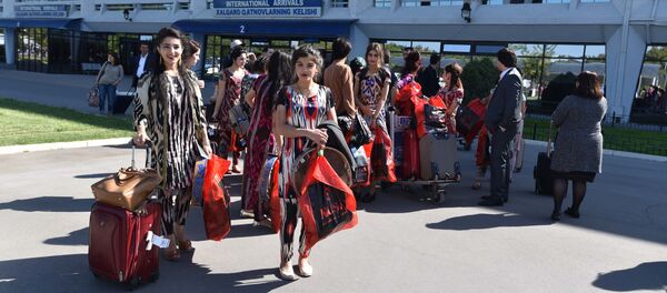 Прибывшая в Ташкент таджикская культурная делегация Прибывшая в Ташкент таджикская культурная делегация - Sputnik Таджикистан