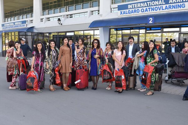 Прибывшая в Ташкент таджикская культурная делегация - Sputnik Таджикистан