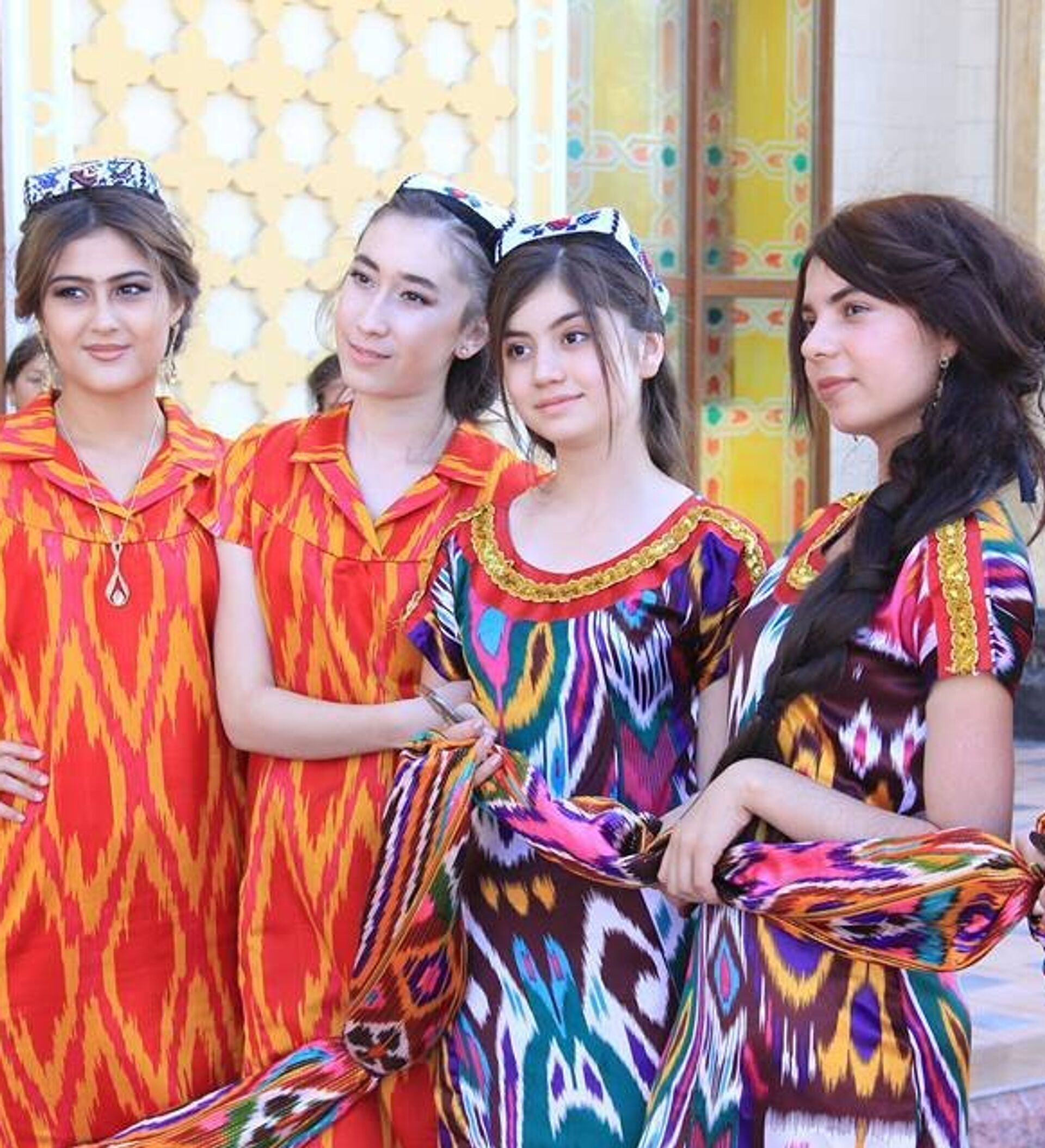 Узбек таджик знакомства. Атлас и адрас в Таджикистане. Таджикистан духтари. Точик. Национальный платья Таджикистана худжандский. Рухшона чакан.
