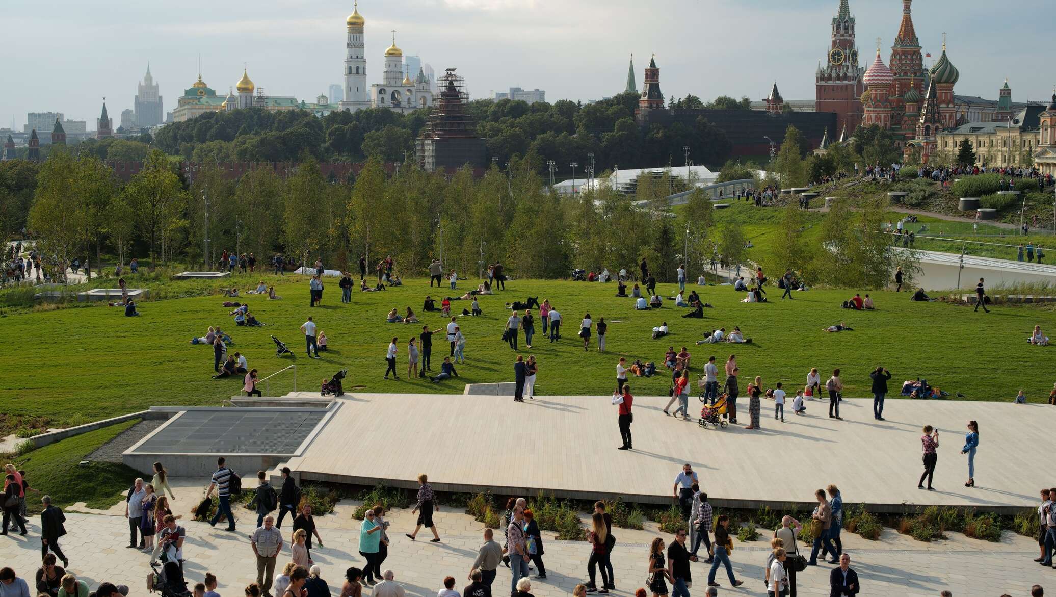 Парки москвы на английском. Парк в Москве. Последний парк Москве. Новые парки Москвы. Луг в парке Зарядья весной.