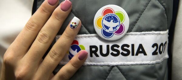 Дар маросими рӯнамоии рамзҳои Ҷашнвораи ҷаҳонии донишҷӯён ва ҷавонон дар  Новониколаевск-Новосибирск - Sputnik Тоҷикистон