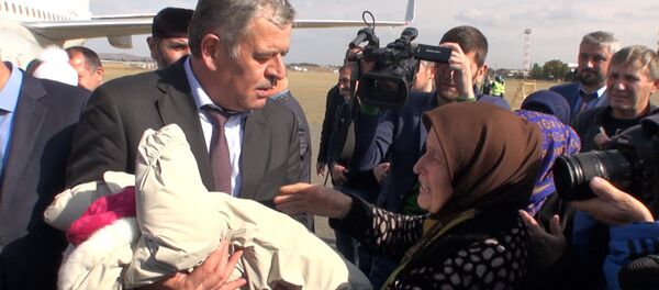 Возвращение в Грозный российских детей из Ирака - Sputnik Таджикистан