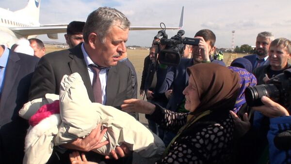 Возвращение в Грозный российских детей из Ирака - Sputnik Таджикистан