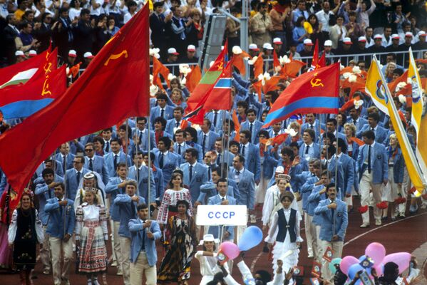 Делегация Союза Советских Социалистических Республик на церемонии открытия Всемирного фестиваля молодежи студентов, архивное фото - Sputnik Таджикистан