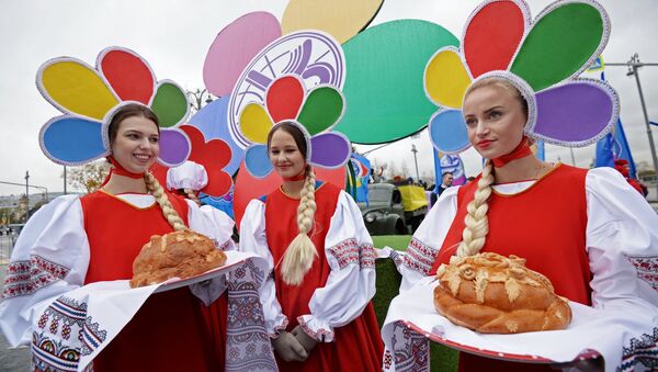 Карнавальное шествие в рамках XIX Всемирного фестиваля молодежи и студентов - Sputnik Таджикистан