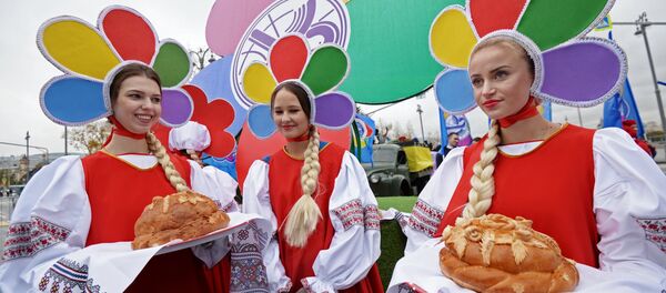 Карнавальное шествие в рамках XIX Всемирного фестиваля молодежи и студентов Карнавальное шествие в рамках XIX Всемирного фестиваля молодежи и студентов - Sputnik Таджикистан