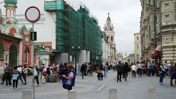 Прохожие на Никольской улице в Москве, архивное фото - Sputnik Таджикистан