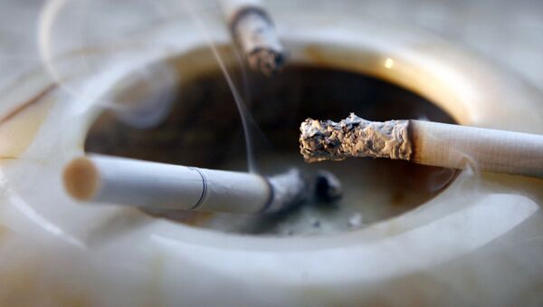 Пепельница с окурками, архивное фото - Sputnik Таджикистан