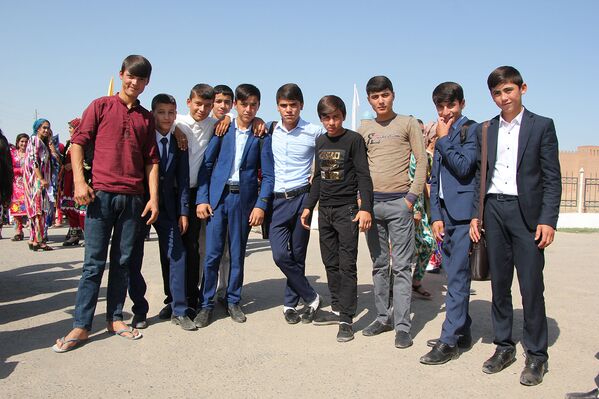 Школьники у крепости Хул-бук - Sputnik Таджикистан