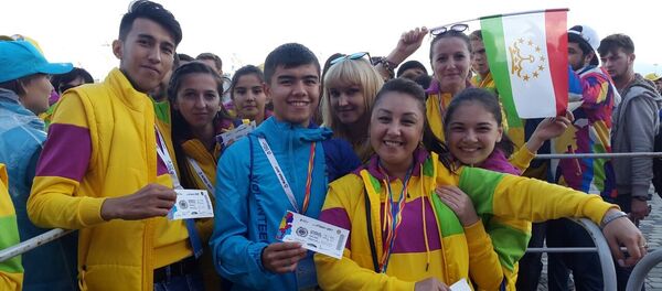 Таджикский волонтер Мирзомухаммад Каримов (посередине) на XIX Всемирном фестиваль молодежи и студентов в Сочи - Sputnik Таджикистан