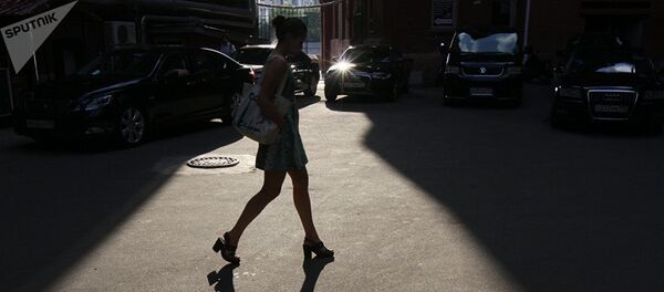 Девушка идет по улице. Архивное фото - Sputnik Тоҷикистон