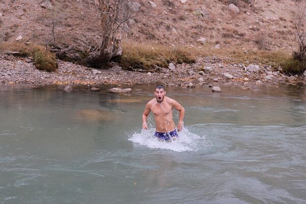 Купание в горной реке, Таджикистан - Sputnik Таджикистан