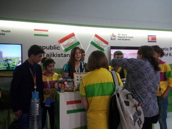 Возле стенда Таджикистана на ВМФС в Сочи - Sputnik Таджикистан