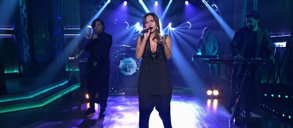 Певица Манижа на шоу Вечерний Ургант - Sputnik Тоҷикистон