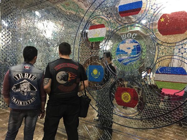 Фарход Калонов и Юрий Волков из мотоклубов Irbis и Ночные волки Фарход Калонов и Юрий Волков из мотоклубов Irbis и Ночные волки - Sputnik Таджикистан