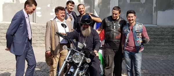 Священник позирует на мотоцикле Фархода Калонова - Sputnik Таджикистан