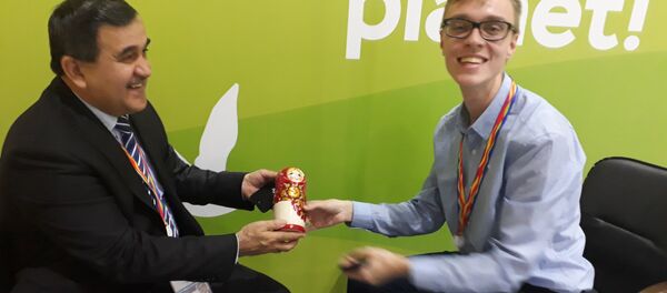 Данииль Грицай дарит замминистру Минобрнауки РТ Бозорали Одинаеву памятный подарок - Sputnik Таджикистан