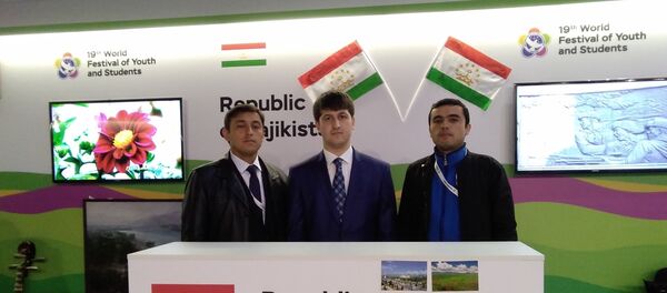 Молодежь Таджикистана возле стенда РТ на ВФМС в Сочи - Sputnik Таджикистан