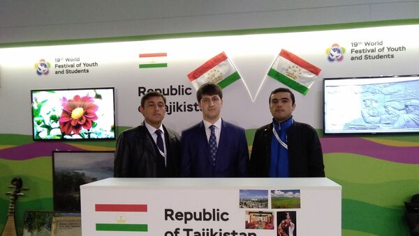 Молодежь Таджикистана возле стенда РТ на ВФМС в Сочи - Sputnik Таджикистан