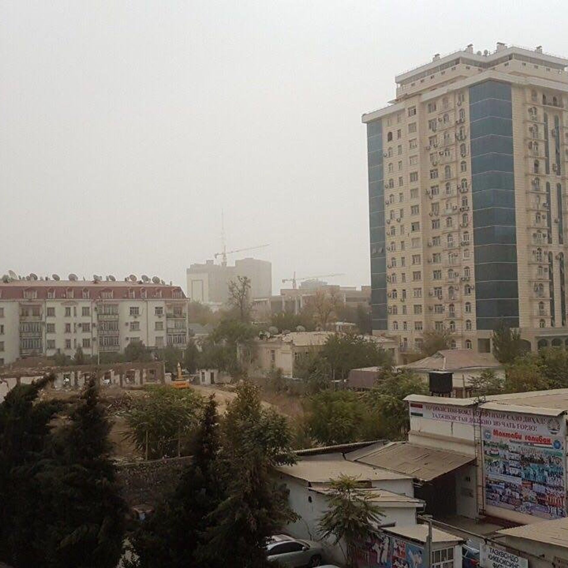 Душанбе на 3 дня. Пыльная буря в Душанбе. Пыльные бури в Таджикистане. Душанбе фото. Городская пыль в Душанбе.