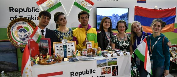 Молодежь Таджикистана возле стенда РТ на ВФМС в Сочи - Sputnik Тоҷикистон
