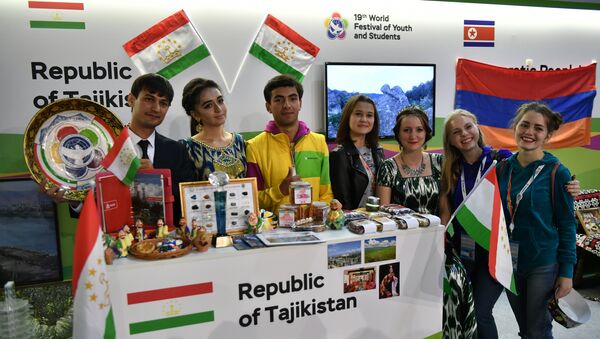 Молодежь Таджикистана возле стенда РТ на ВФМС в Сочи - Sputnik Тоҷикистон