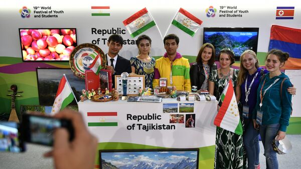Молодежь Таджикистана возле стенда РТ на ВФМС в Сочи - Sputnik Тоҷикистон