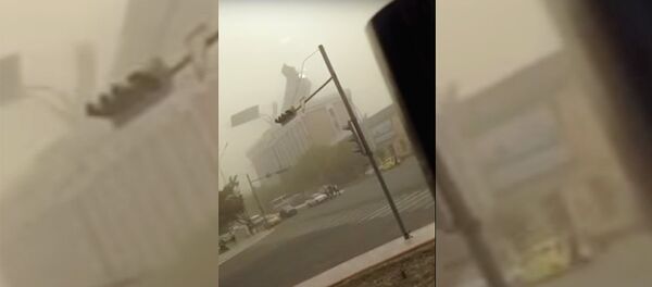 Ураган в Бухаре сорвал крышу здания Ураган в Бухаре сорвал крышу здания - Sputnik Таджикистан