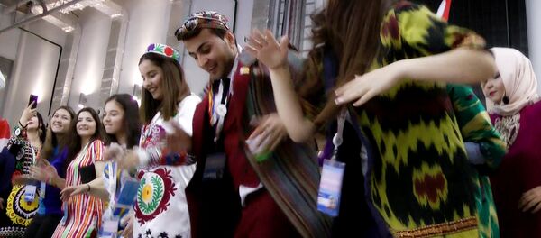 Таджикская делегация устроила танцевальный флешмоб на фестивале в Сочи - Sputnik Тоҷикистон