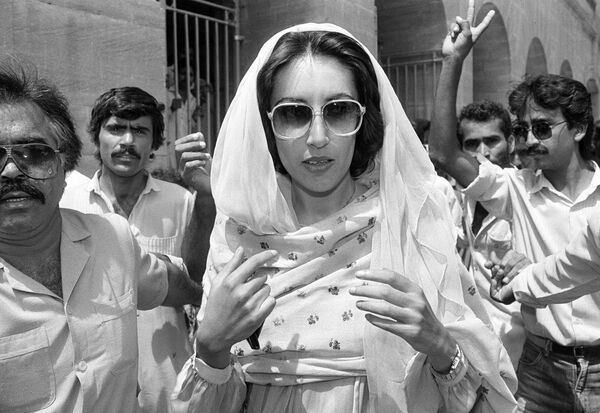 Беназир Бхутто, Пакистан, архивное фото - Sputnik Таджикистан