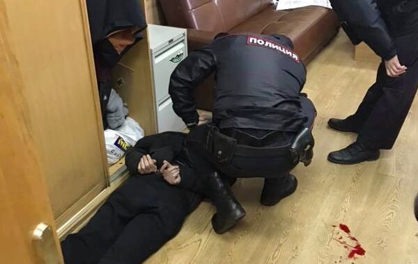 Неизвестный напал с ножом на ведущую в редакции Эхо Москвы - Sputnik Таджикистан