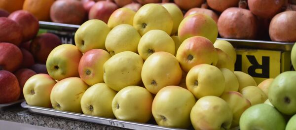 Яблоки на рынке, архивное фото - Sputnik Таджикистан
