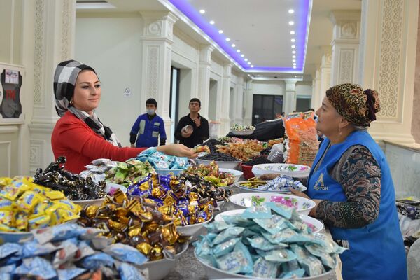Покупатели на новом рынке Мехргон, архивное фото - Sputnik Таджикистан
