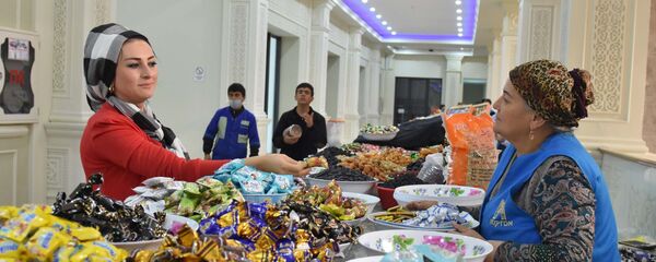 Покупатели на новом рынке Мехргон, архивное фото Покупатели на новом рынке Мехргон, архивное фото - Sputnik Таджикистан