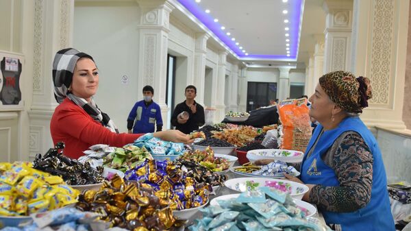 Покупатели на новом рынке Мехргон, архивное фото - Sputnik Таджикистан