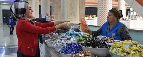 Покупатели на новом рынке Мехргон, архивное фото - Sputnik Тоҷикистон