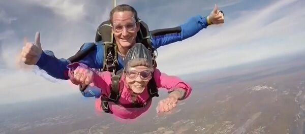 94-летняя старушка прыгнула с парашютом  с самолета - Sputnik Тоҷикистон