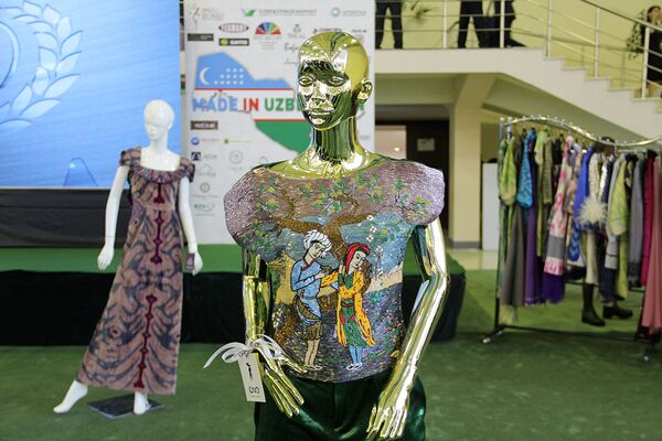 Манекен в свитере национльного стиля на Международной хлопковой выставке в Ташкенте - Sputnik Таджикистан
