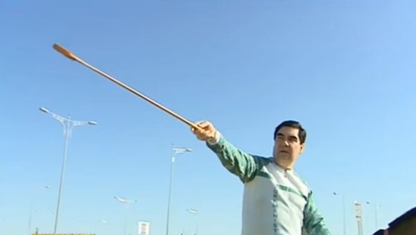 Президент Туркменистана верхом осмотрел строительные объекты столицы - Sputnik Тоҷикистон