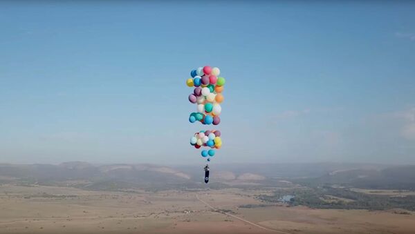 Британец пролетел над африканской пустыней на воздушных шарах - Sputnik Тоҷикистон