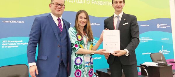 Студентка 4-го курса Зарнигор Набиева на Фестивале Молодежи и Студентов в Сочи - Sputnik Таджикистан