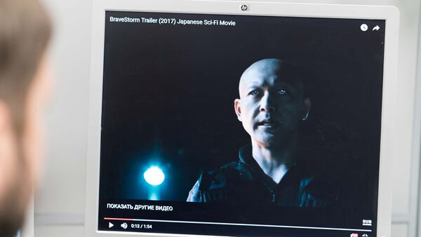 Просмотр на экране трейлера Японского фильма Буря отважных - Sputnik Таджикистан