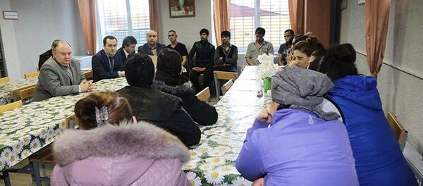 Представители посольства Таджикистана и Минтруда РТ в Центре временного содержания иностранных граждан в Сахарово Представители посольства Таджикистана и Минтруда РТ в Центре временного содержания иностранных граждан в Сахарово - Sputnik Таджикистан