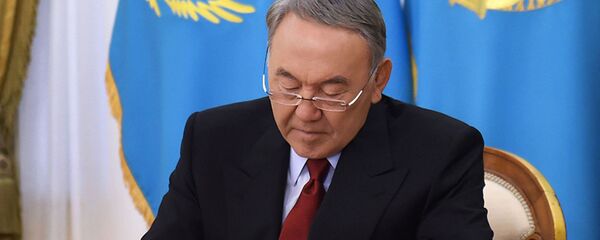 Нурсултан Назарбаев подписывает закон РК. Архивное фото - Sputnik Таджикистан