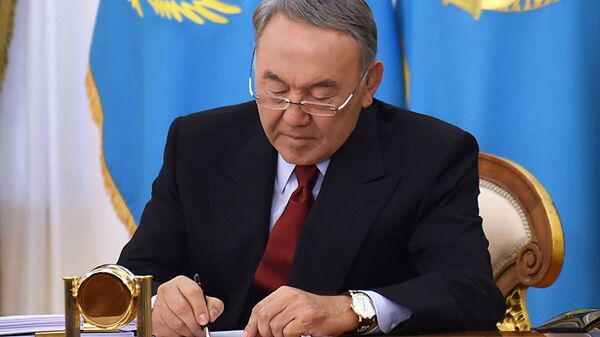 Нурсултан Назарбаев подписывает закон РК. Архивное фото - Sputnik Таджикистан