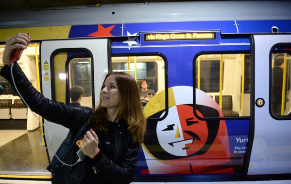 Запуск тематического поезда Сердце России в метро Лондона - Sputnik Таджикистан