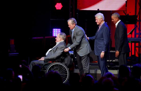 Бывшие президенты США Джордж Буш-старший, Джордж Буш-младший, Билл Клинтон и Барак Обама - Sputnik Таджикистан