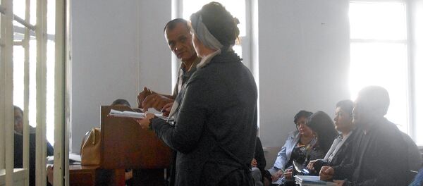 Свидетель объясняет матери Жасура Ибрагимова где он находился во время драки - Sputnik Таджикистан